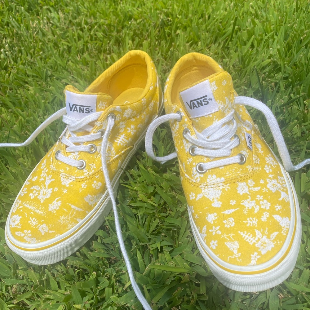 Vans-Doheny Hawaiian Yellow Flower